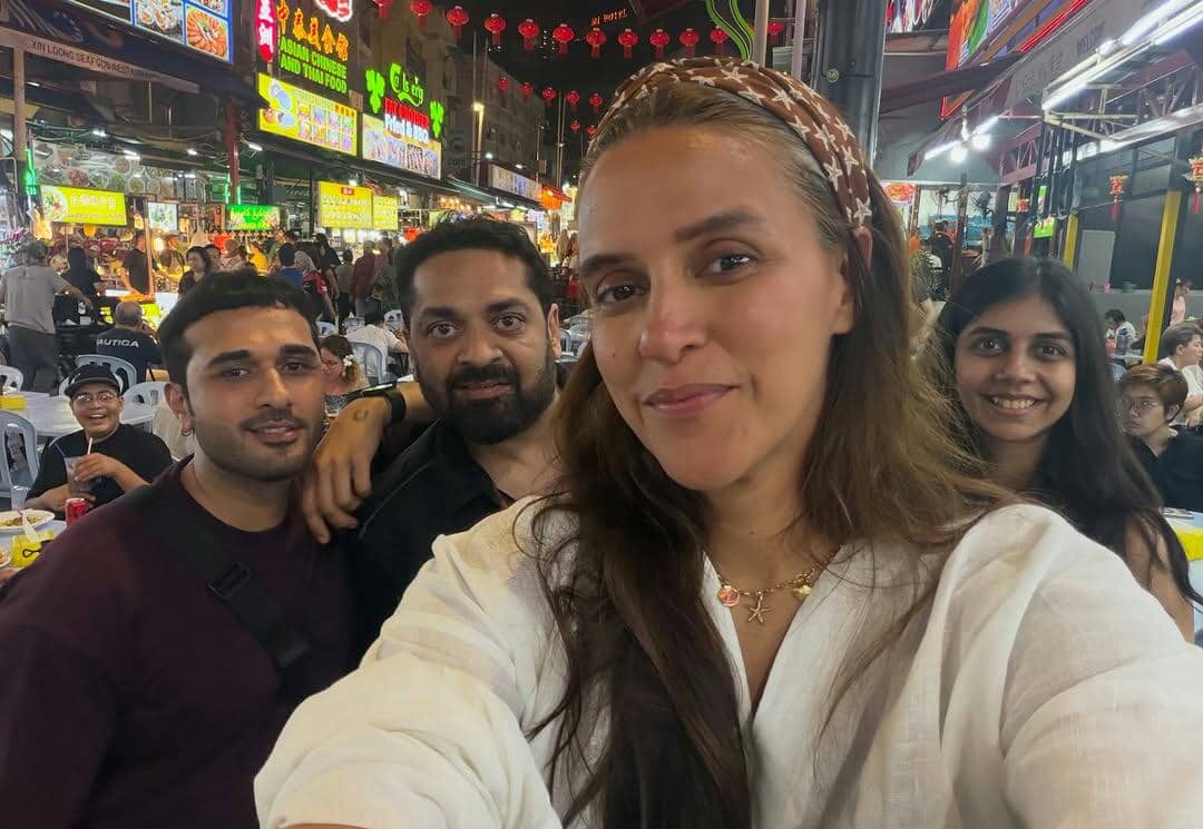 9 Potret Neha Dhupia Liburan di Malaysia, Main ke Berjaya Times Square