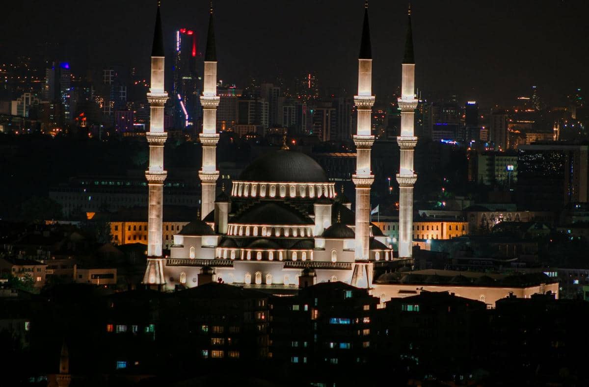 ilustrasi pemandangan malam Ankara, Turki 