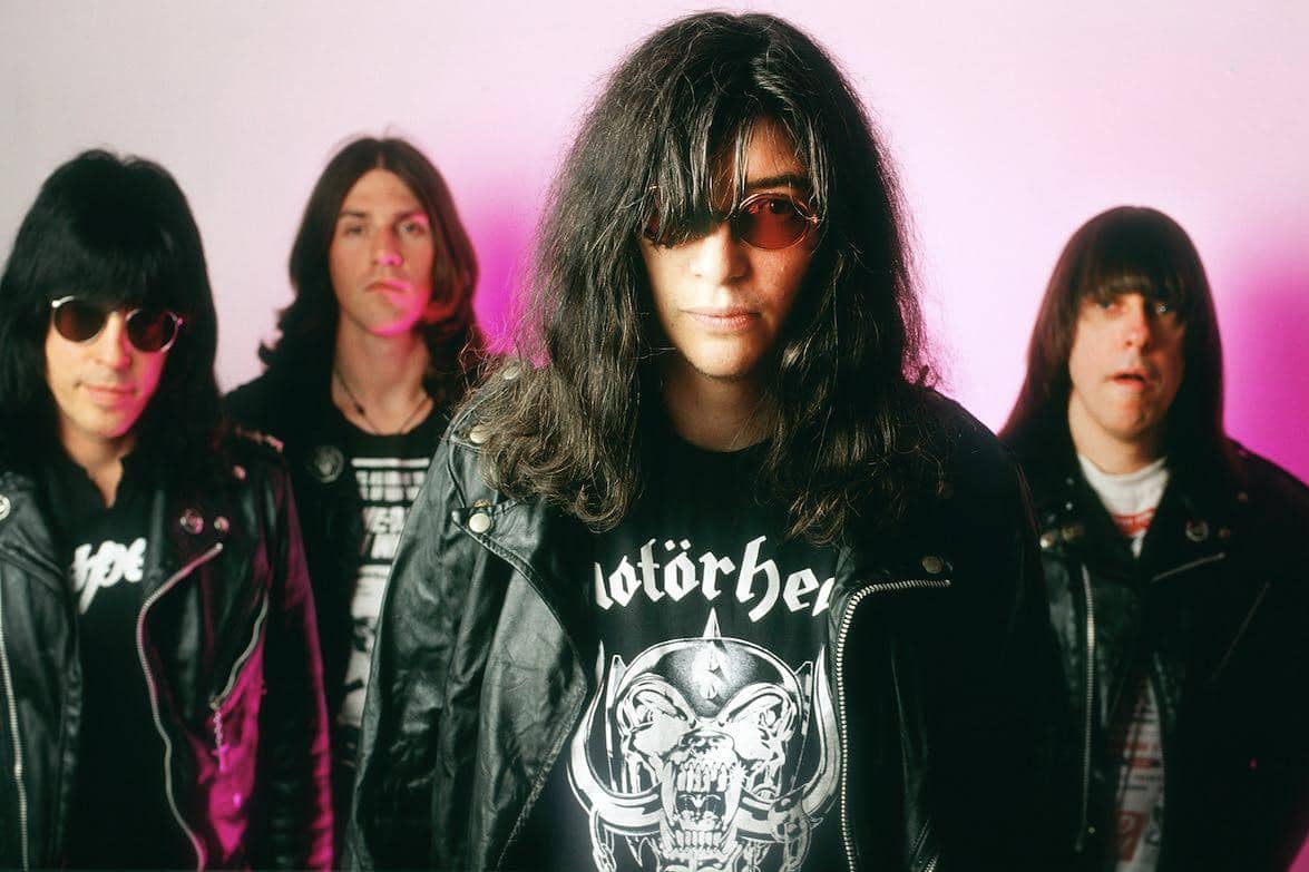 5 Lagu Rock yang Menghidupkan Film Horor Paling Legendaris