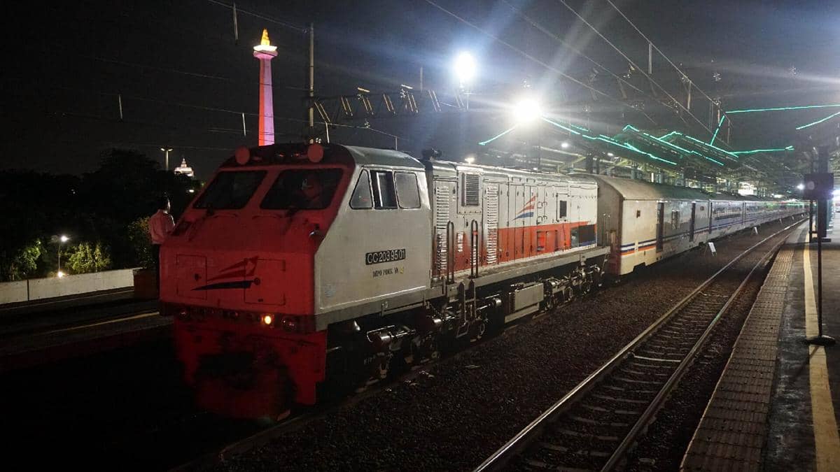 potret kedatangan KA Sembrani di Stasiun Gambir pada malam hari