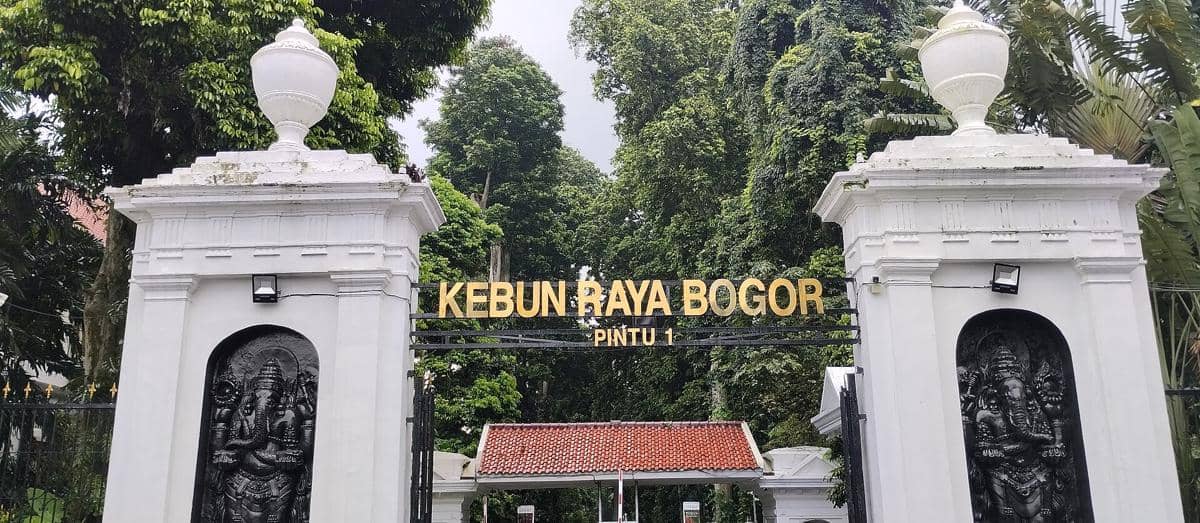 potret salah satu gerbang masuk Kebun Raya Bogor