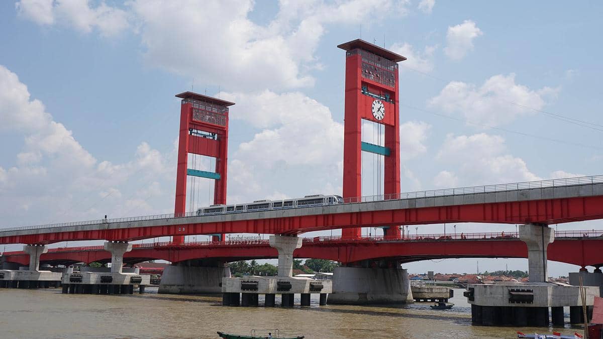 potret pemandangan LRT yang sedang melewati Jembatan Ampera 