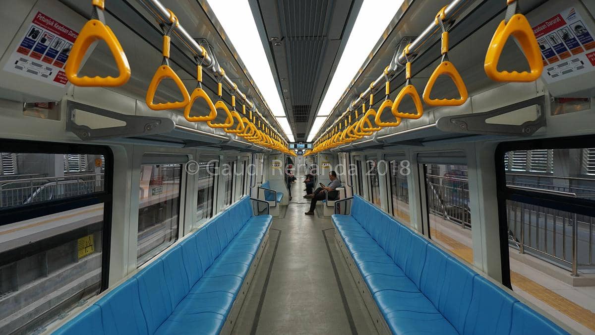 potret bagian dalam kereta LRT Palembang