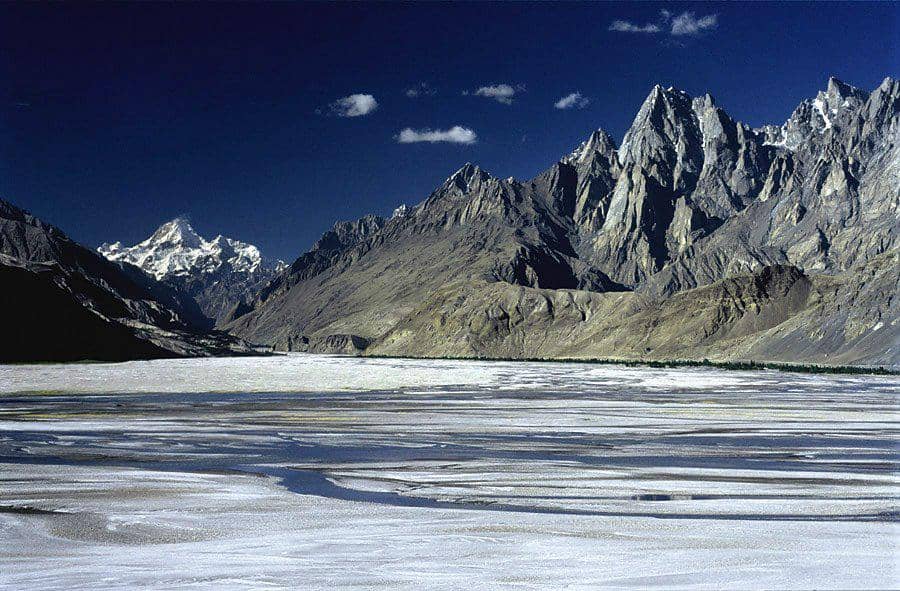 Gunung Masherbrum di kejauhan, dilihat dari Lembah Surmo, Gilgit Baltistan