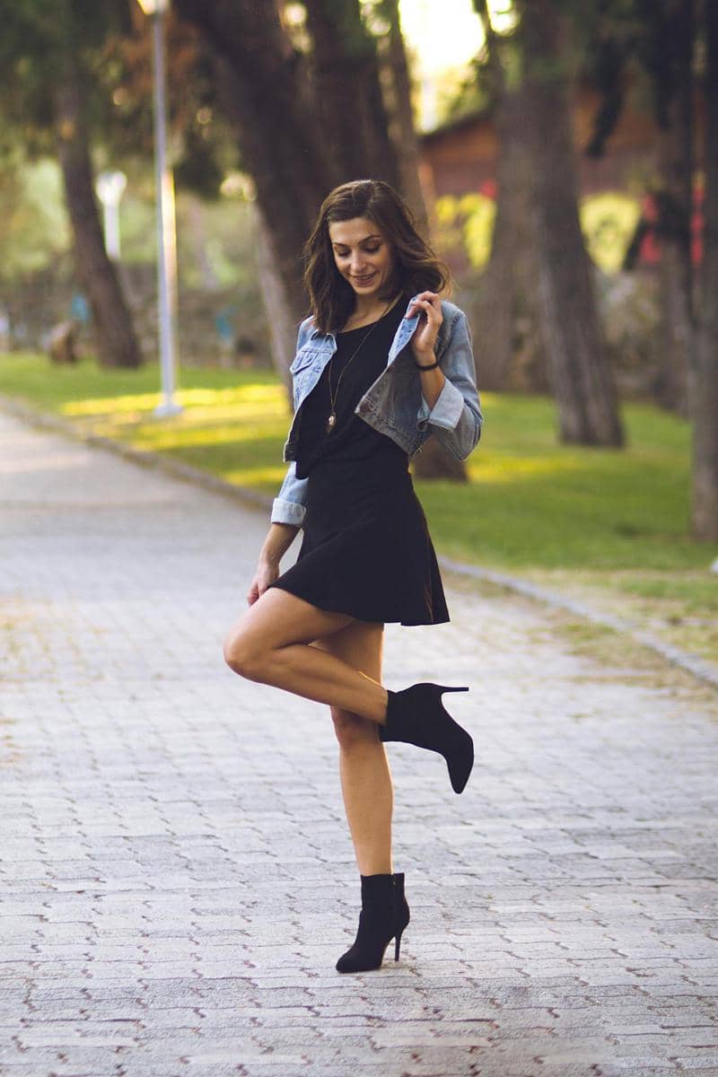 ilustrasi denim cropped jacket dan mini dress