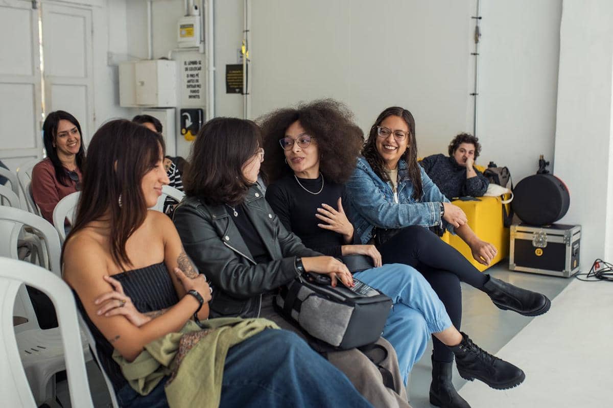 Ilustrasi soft socializing