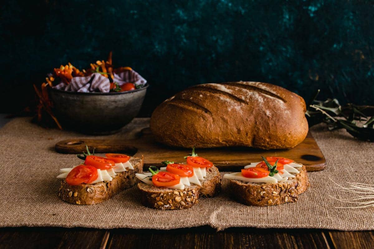 ilustrasi whole grain bread yang disajikan bersama salad