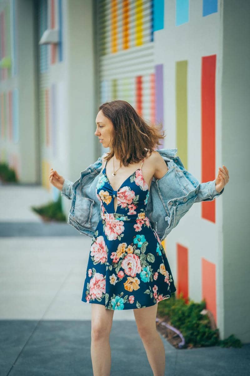 ilustrasi denim cropped jacket dan flowery dress