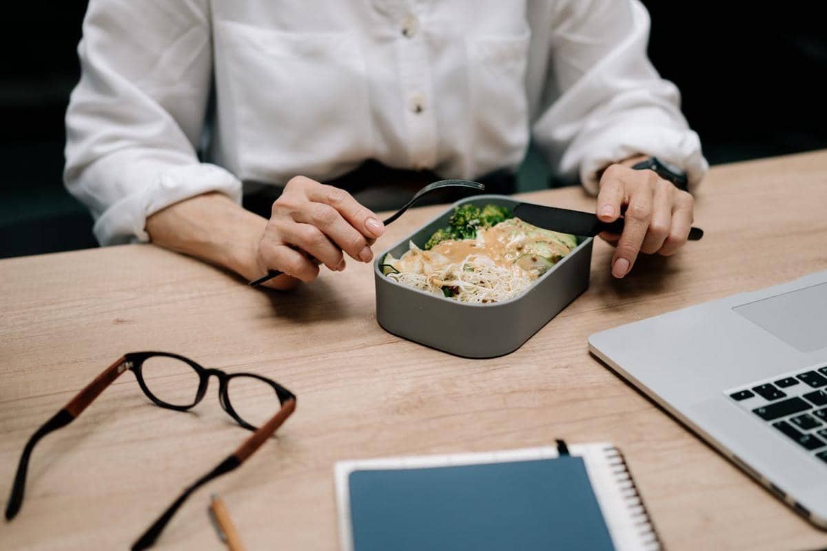 ilustrasi makanan di lunch box