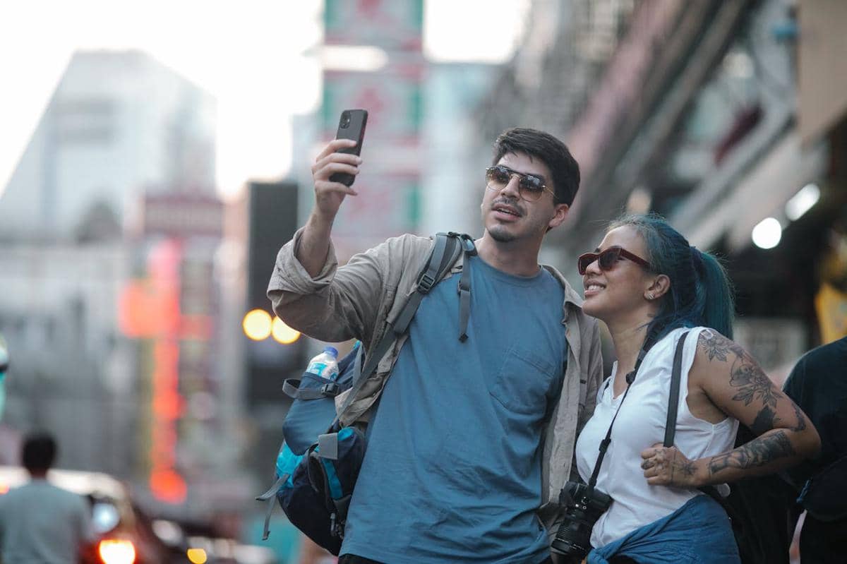ilustrasi traveler menggunakan HP