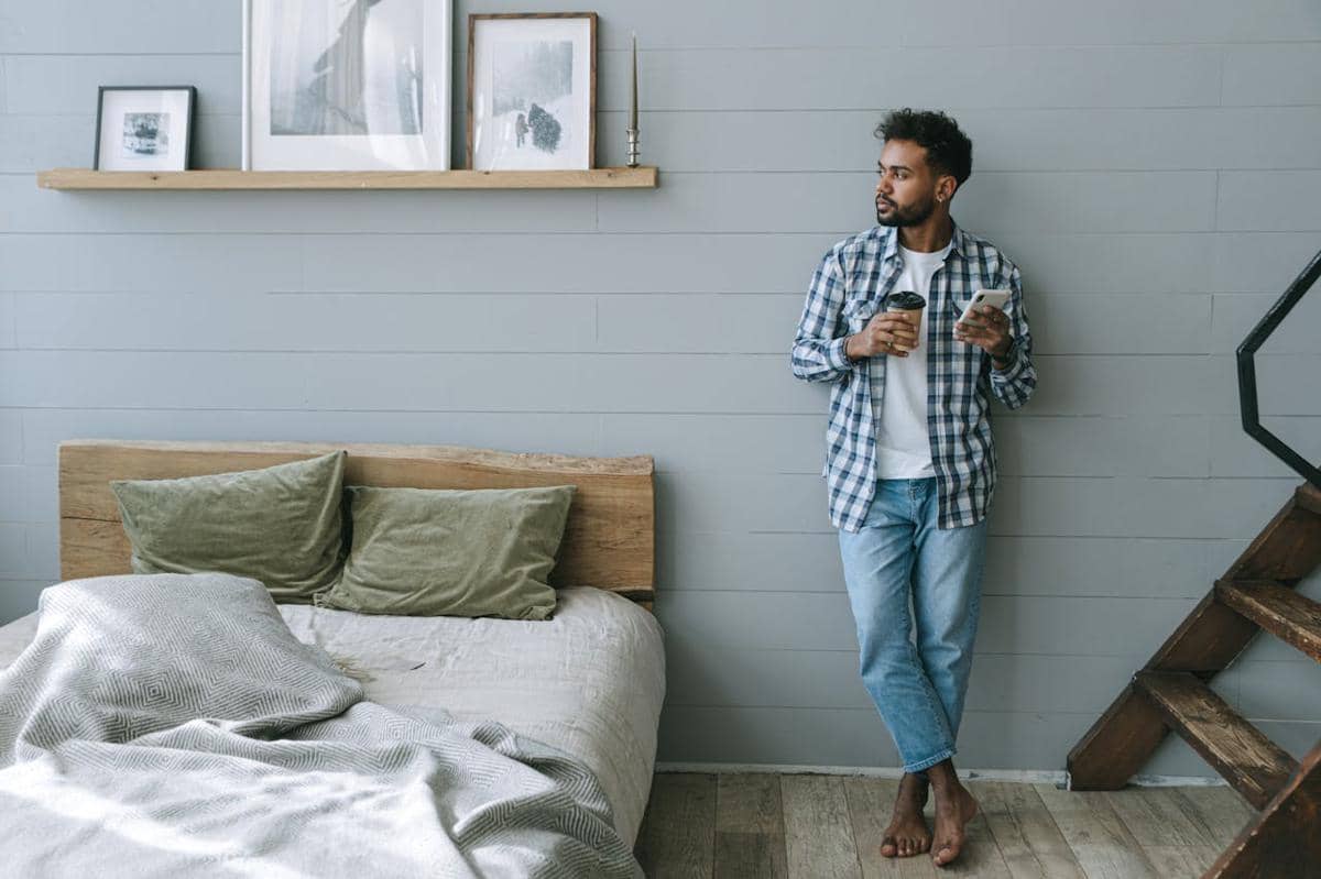 ilustrasi pria merenung