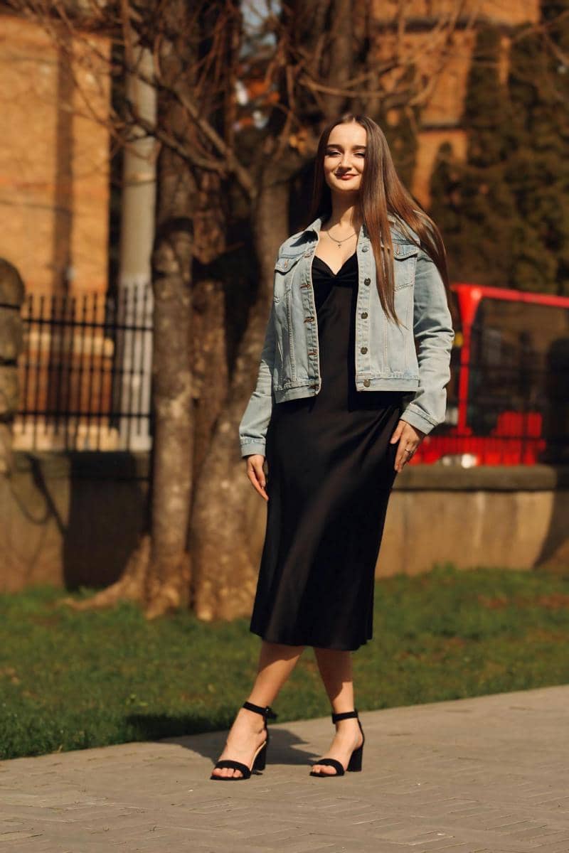 ilustrasi denim cropped jacket dan long dress