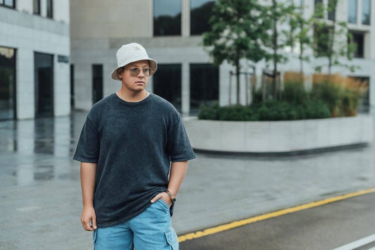 5 Perbedaan Kaus Oversized dan Regular Fit, Bukan Sekadar Ukuran!