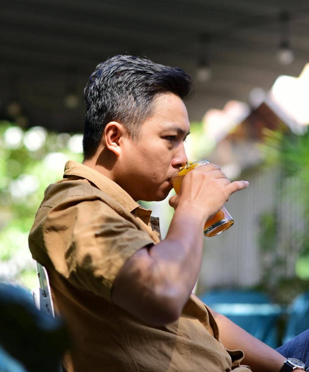 ilustrasi menyeruput minuman