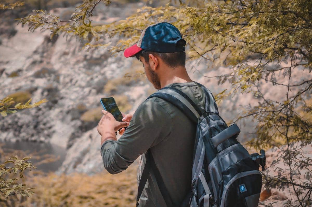 ilustrasi traveler menggunakan HP