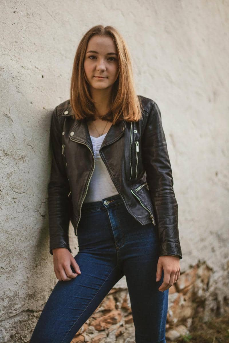 ilustrasi cropped jacket dengan skinny jeans