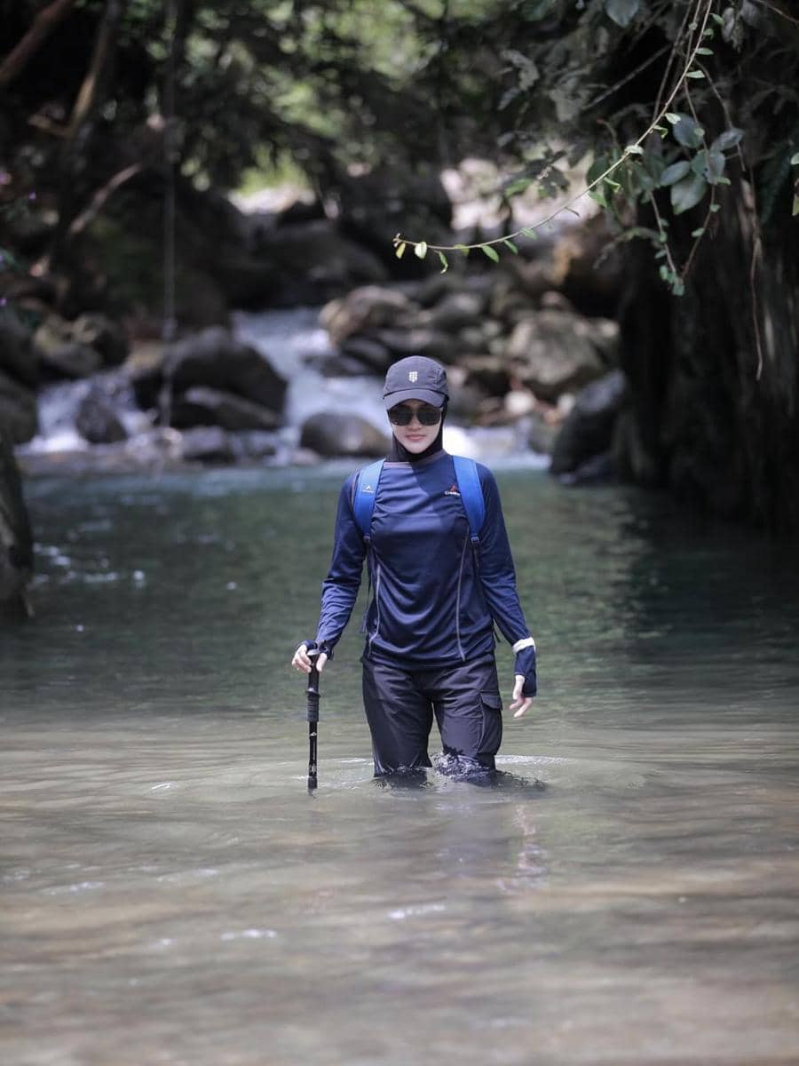 Henny Rahman trekking ke curug