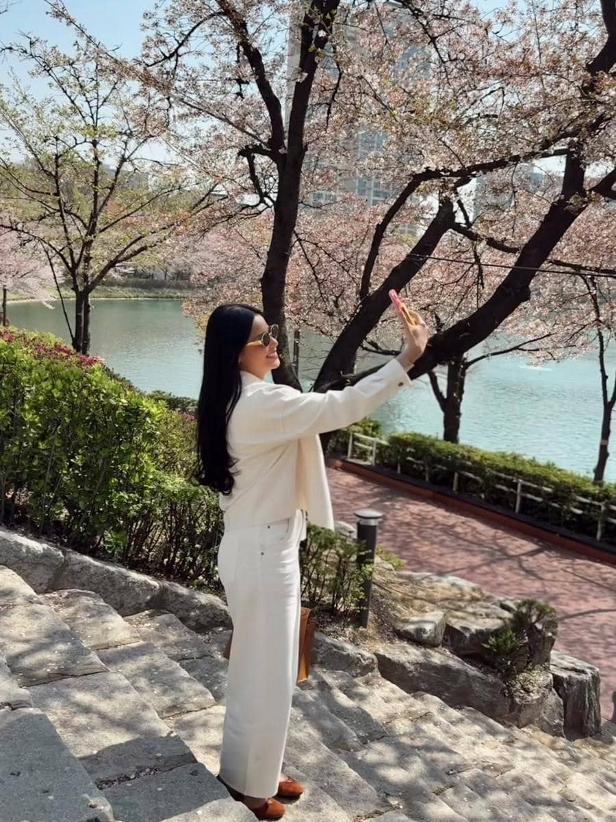 Yunita Siregar menikmati sakura di Seoul