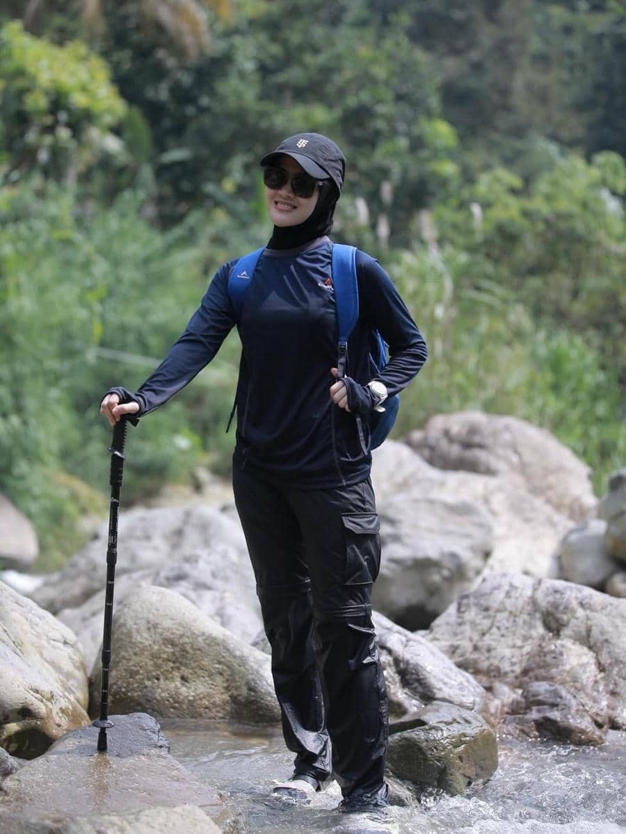 Henny Rahman trekking ke curug