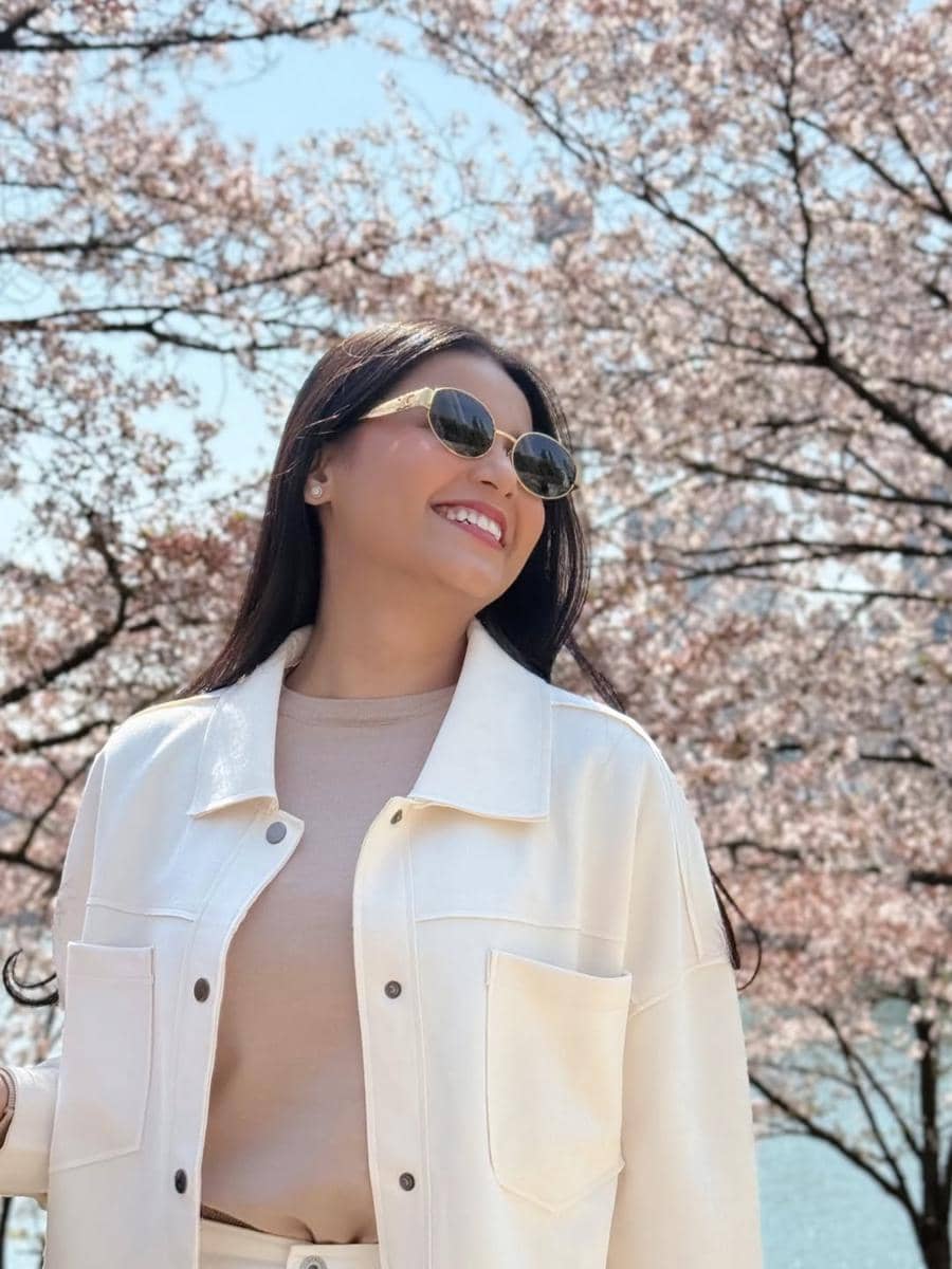 Yunita Siregar menikmati sakura di Seoul