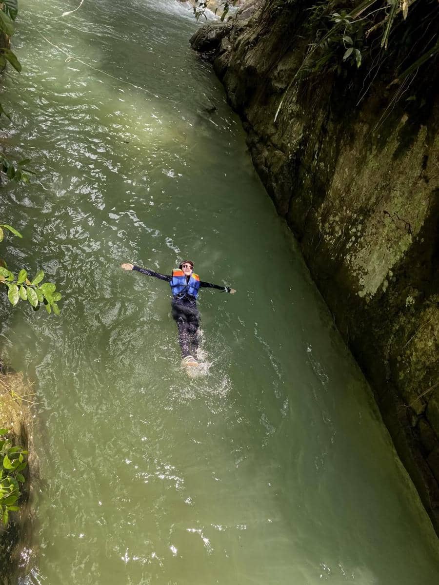 Henny Rahman trekking ke curug