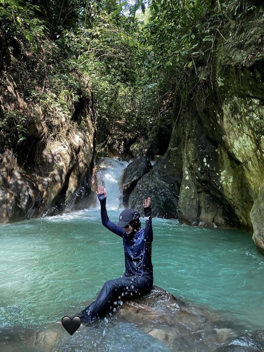 Henny Rahman trekking ke curug