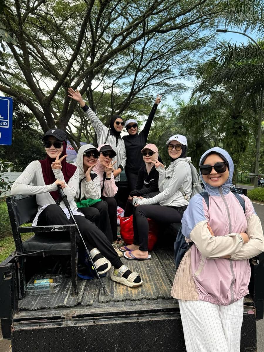 Henny Rahman trekking ke curug