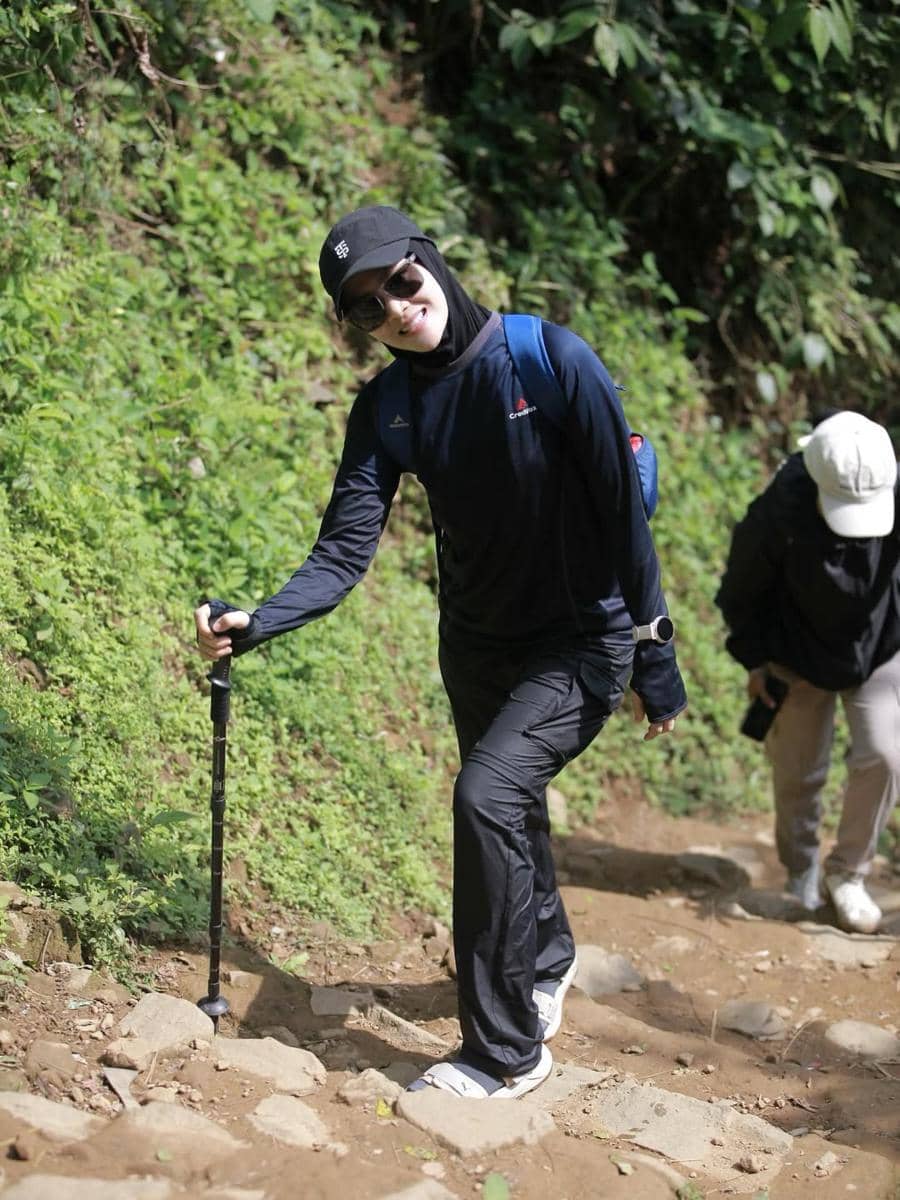 Henny Rahman trekking ke curug
