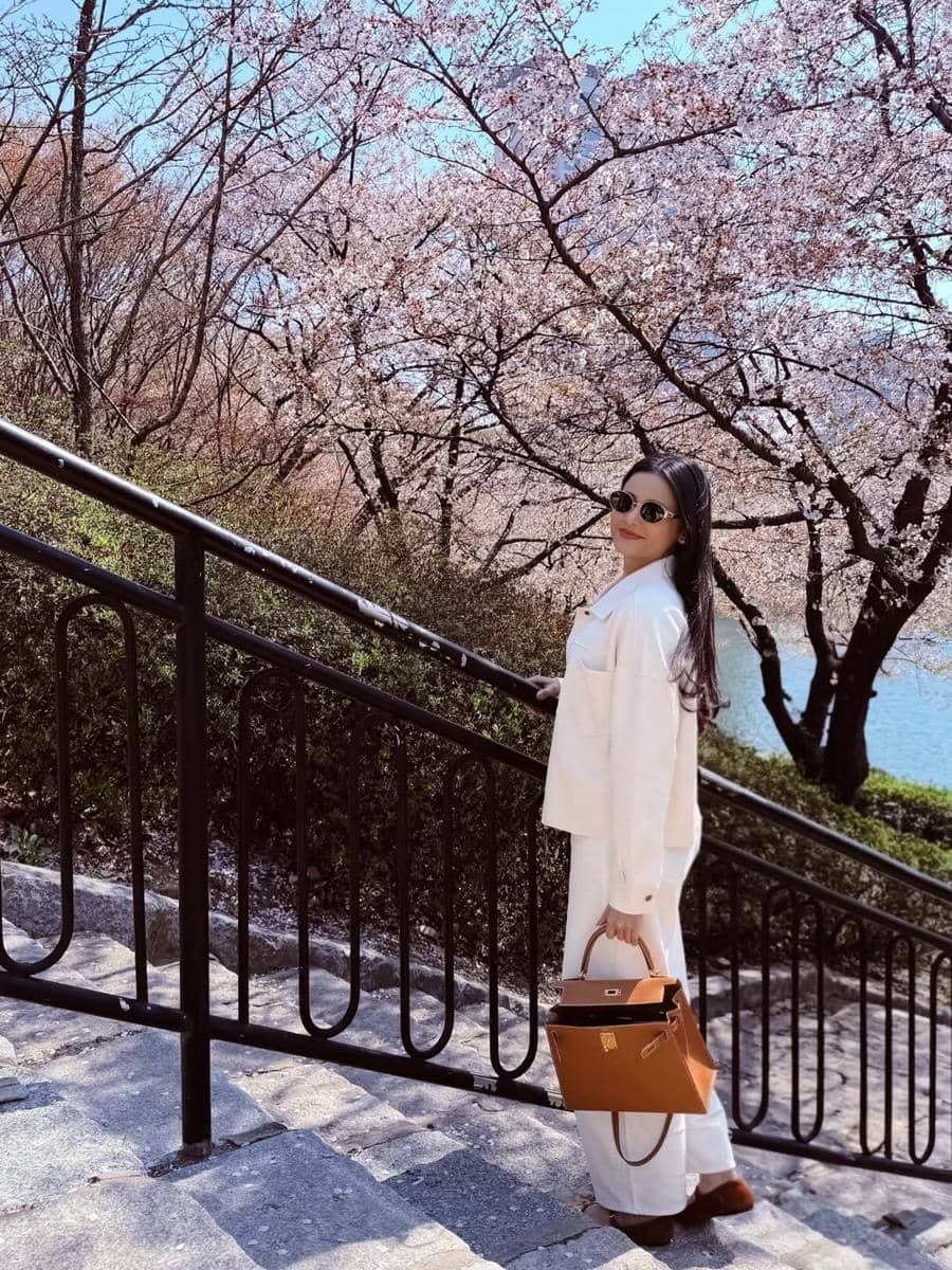 Yunita Siregar menikmati sakura di Seoul