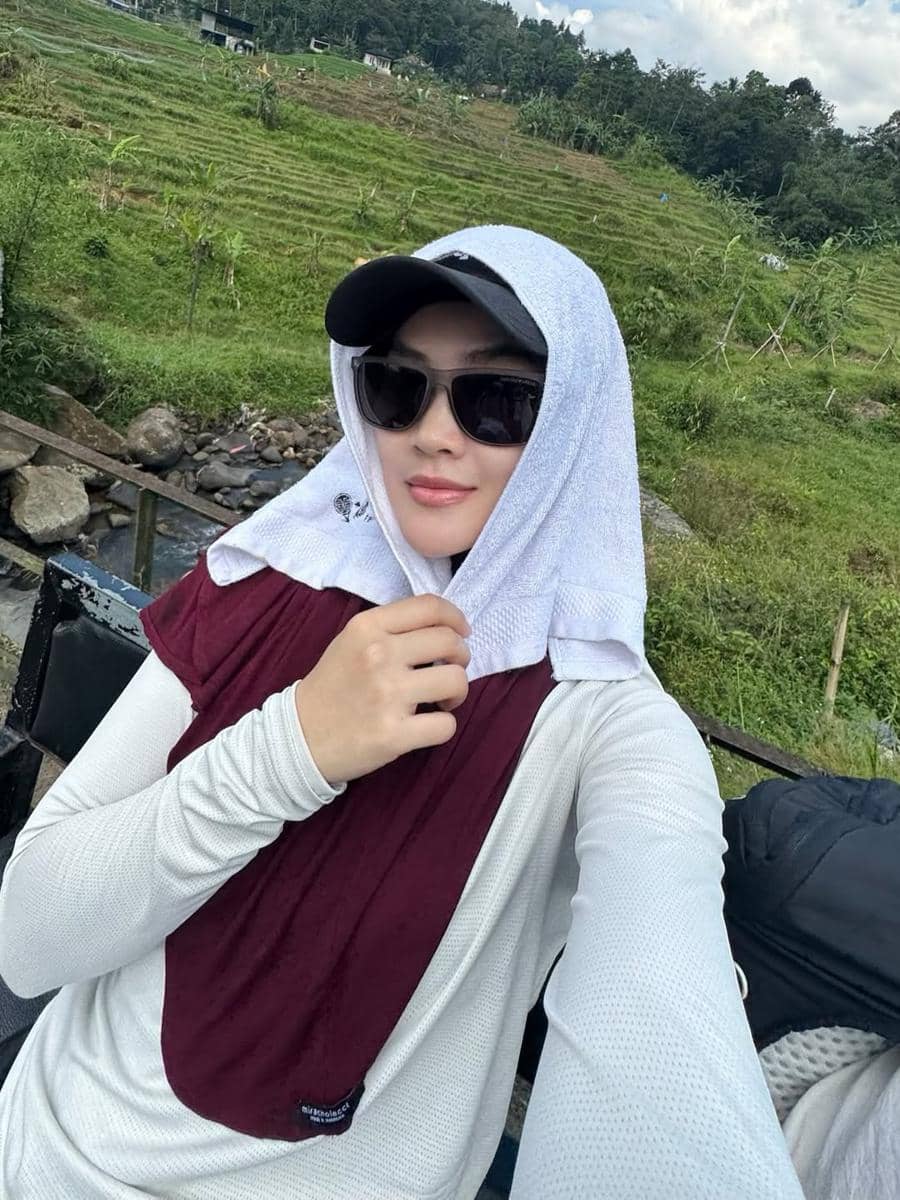 Henny Rahman trekking ke curug