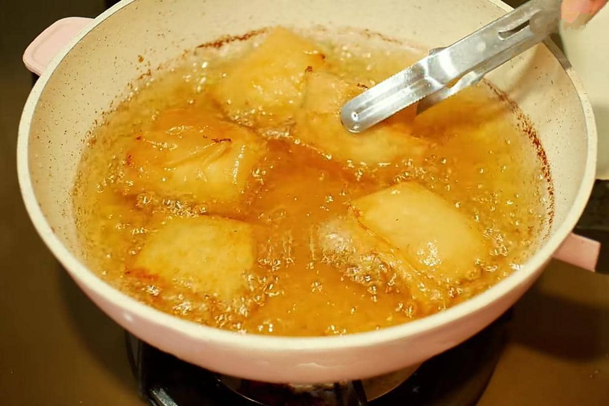 ilustrasi menggoreng martabak ayam keju