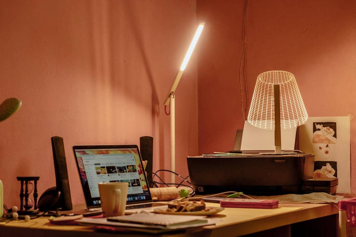 ilustrasi workspace warm light