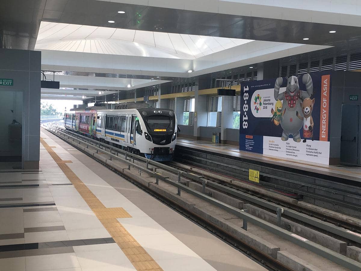 potret kedatangan kereta di Stasiun LRT Bandara Internasional Sultan Mahmud Badaruddin II