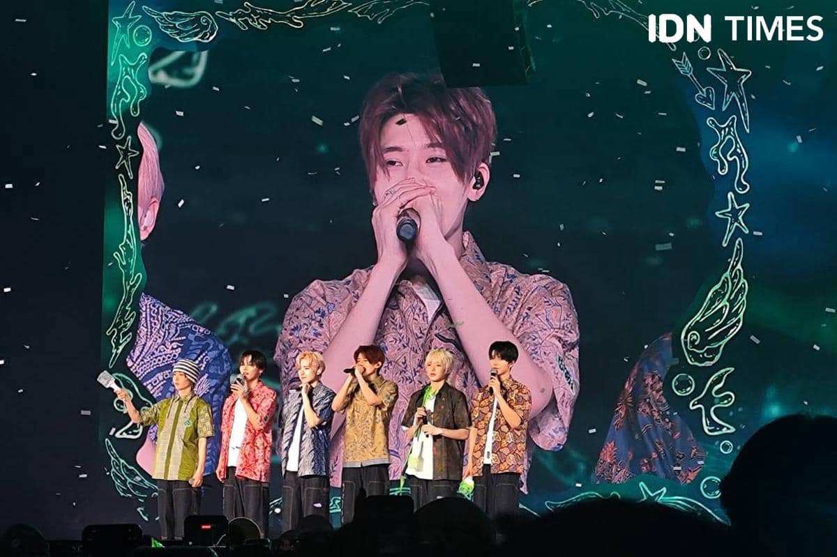 Fan chant di lagu “Wish” dan penampilan pakai batik.jpg