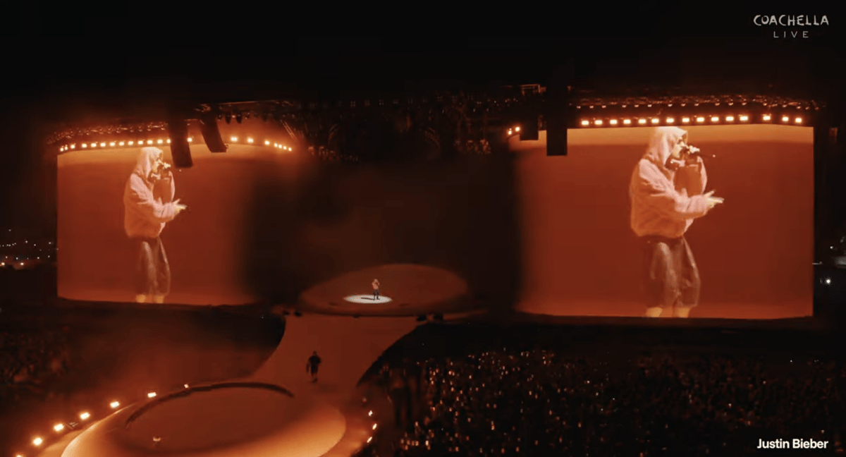 panggung Justin Bieber dibuat sederhana dengan dimensi lengkungan yang bisa ia naiki