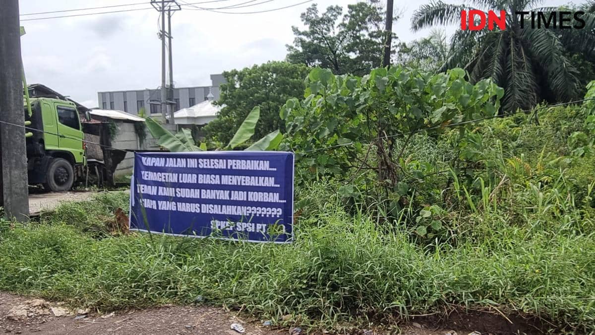 Kemacetan di Jalan Tanjung Api-api kilometer 8, Gasing, Banyuasin (IDN Times/Rangga Erfizal)