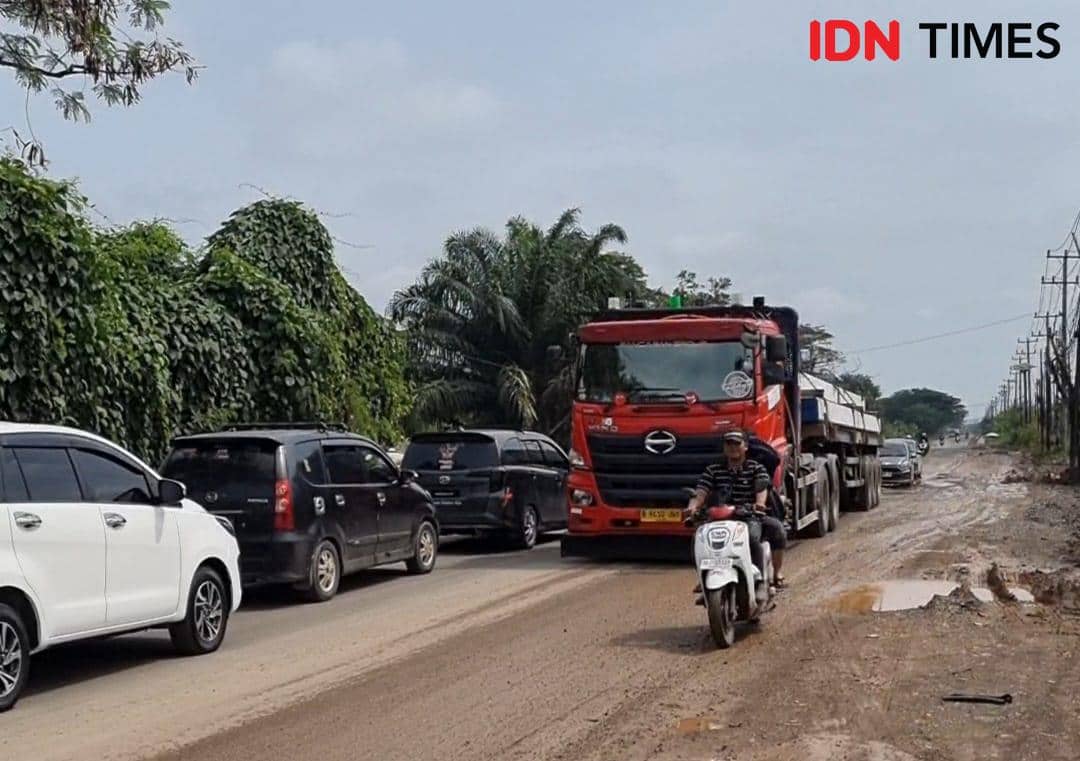 Kemacetan di Jalan Tanjung Api-api kilometer 8, Gasing, Banyuasin
