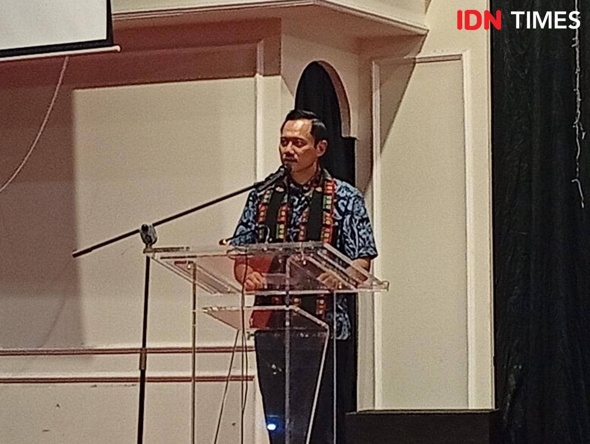 Ketua Umum DPP Partai Demokrat, Agus Harimurti Yudhoyono (AHY), dalam kegiatan bakti sosial Paskah Partai Demokrat di Gereja Santo Andreas, Perumahan Green Garden, Kedoya, Jakarta Barat, Minggu (12/4/2026)/ IDN Times Dini Suciatiningrum