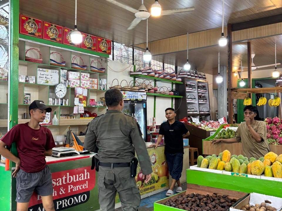 Toko Buah di Pontianak Didenda Rp500 Ribu Usai Buang Sampah di Parit