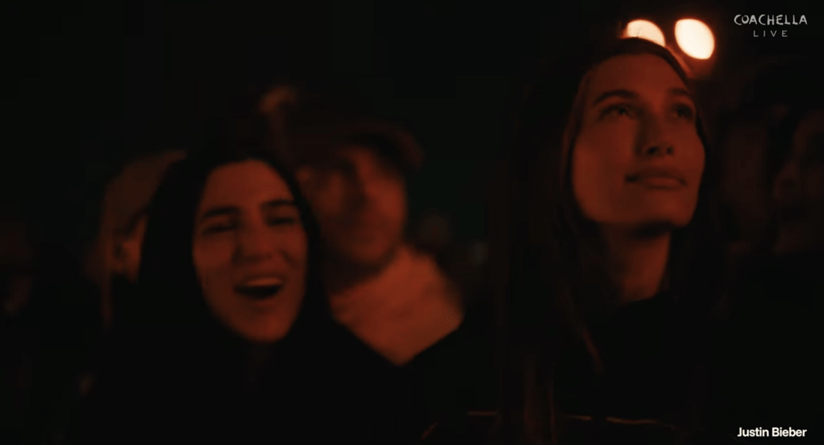 di tengah penampilan "EVERYTHING HALLELUJAH," JB sempat bikin crowd meledak saat menyelipkan ucapan, “Hailey, babe, hallelujah," yang langsung disambut teriakan penonton