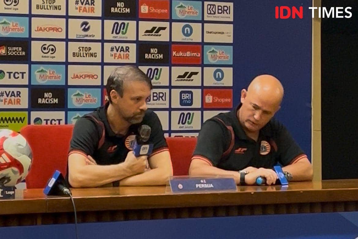 Pelatih Persija Jakarta, Mauricio Souza dalam konferensi pers usai laga melawan Persebaya di SUGBK