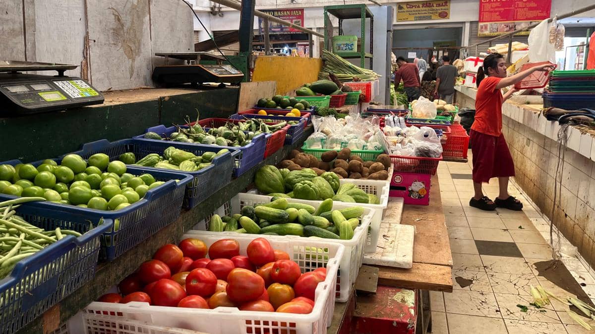 Pedagang sayur di pasar modern JGC Cakung
