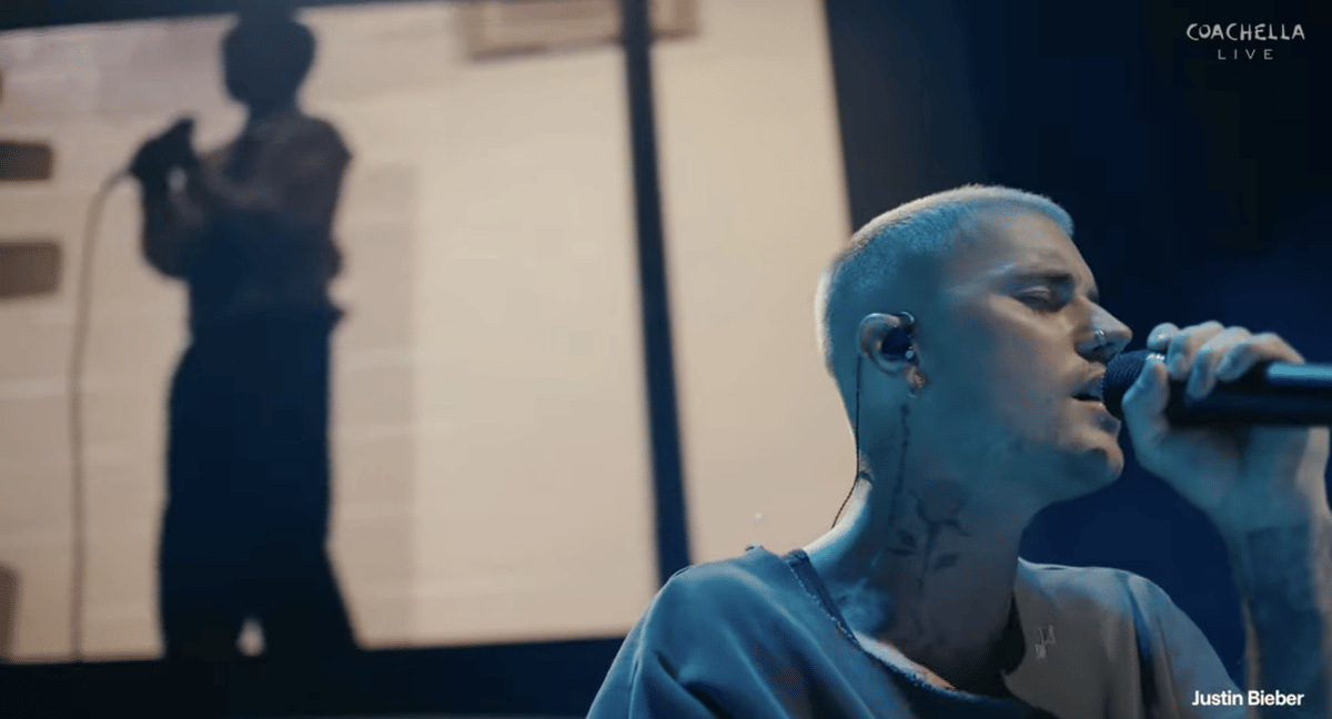 begitu juga JB mulai menyanyi "So Sick" bersama dirinya versi 19 tahun lalu