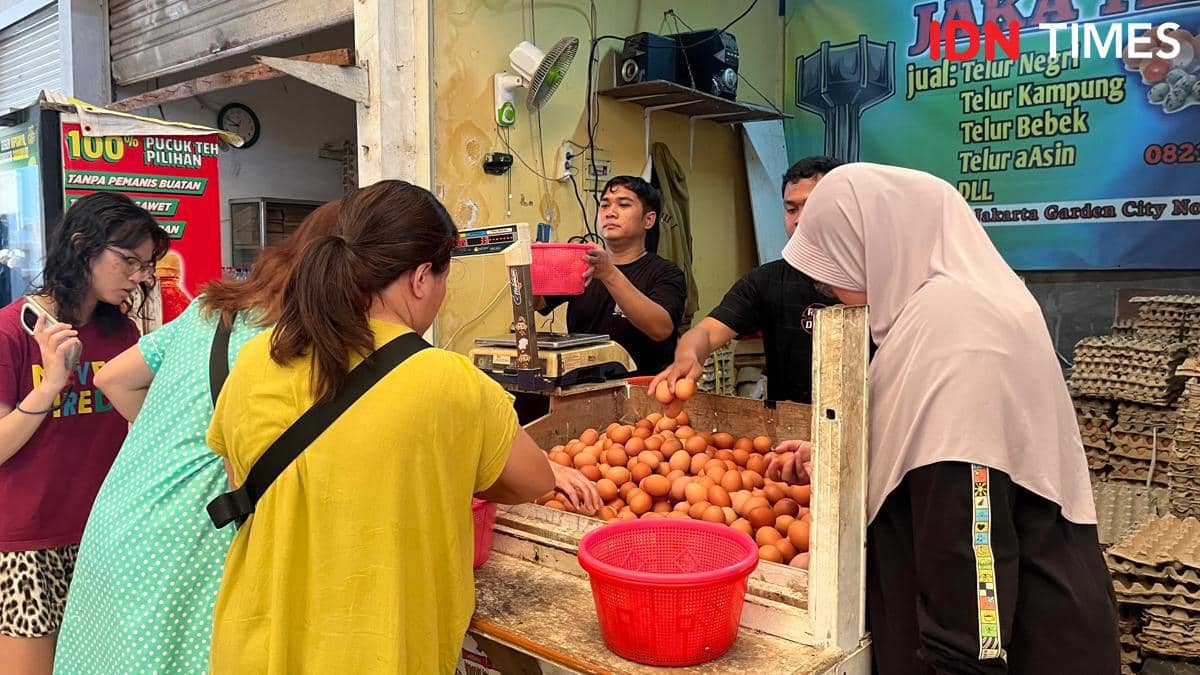 Pedagang telur di Pasar Modern JGC Cakung