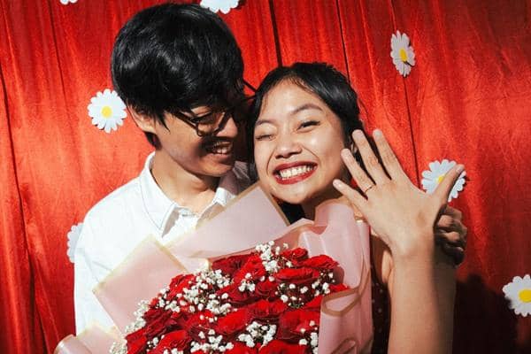 Momen YouTuber Aulion Melamar Kekasih, Gemetar saat Berikan Cincin