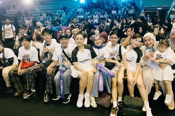 7 Potret Heboh Suporter Hesti dan Ayu Ting Ting di Sportstive