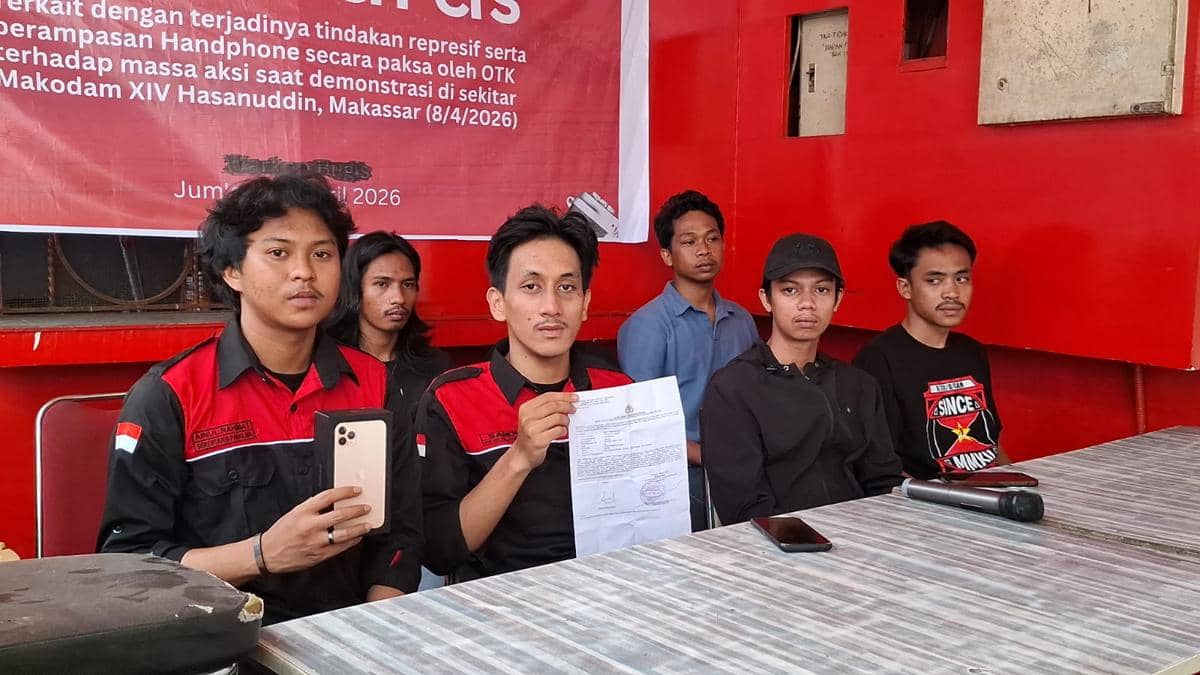 Konferensi pers Gerakan Aksi Mahasiswa (GAM) Makassar terkait tindakan represif saat mereka menggelar unjuk rasa solidaritas untuk Andrie Yunus, Jumat (10/4/2026). IDN Times/Darsil Yahya