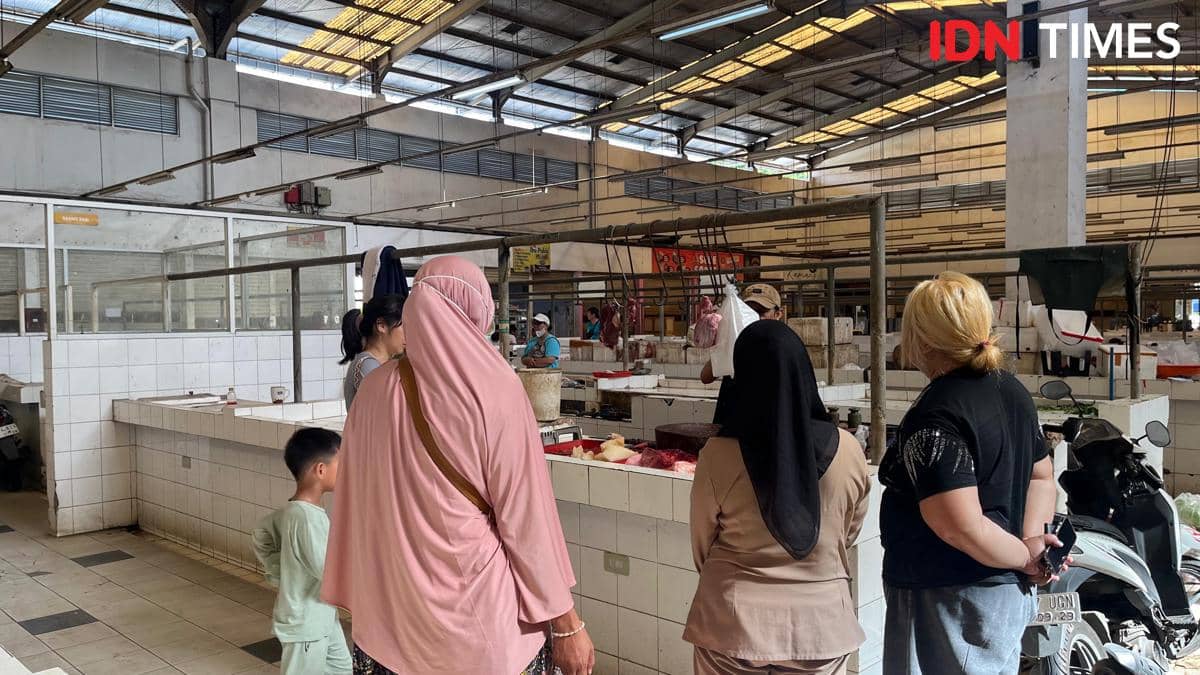 Pedagang daging di Pasar Modern JGC Cakung