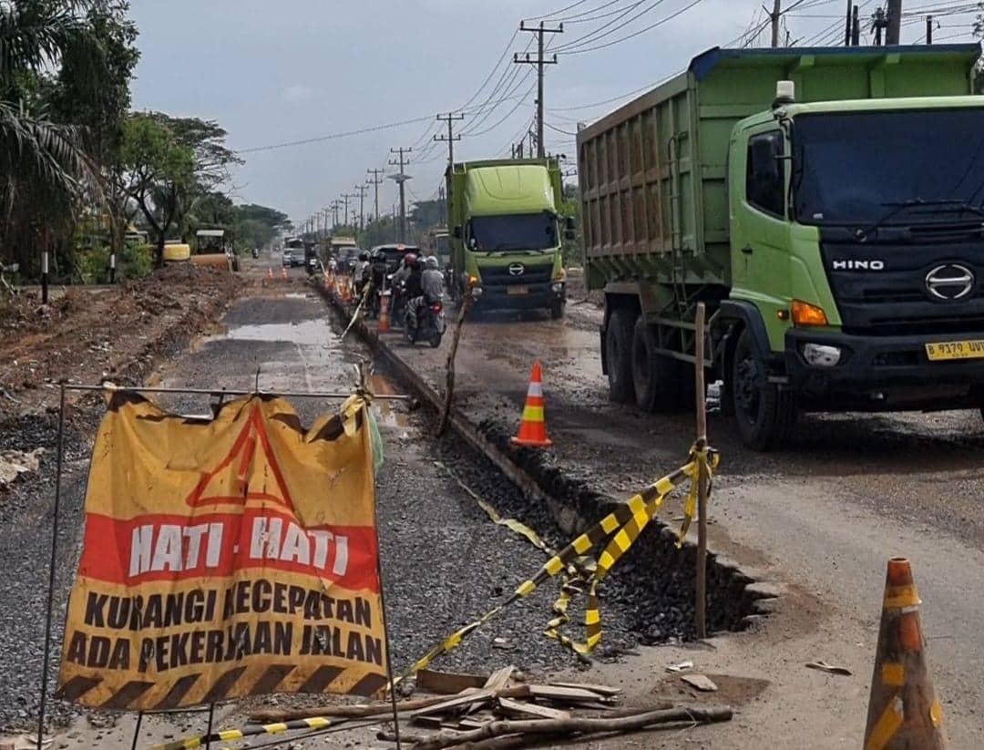 Kemacetan di Jalan Tanjung Api-api kilometer 8, Gasing, Banyuasin (IDN Times/Rangga Erfizal)