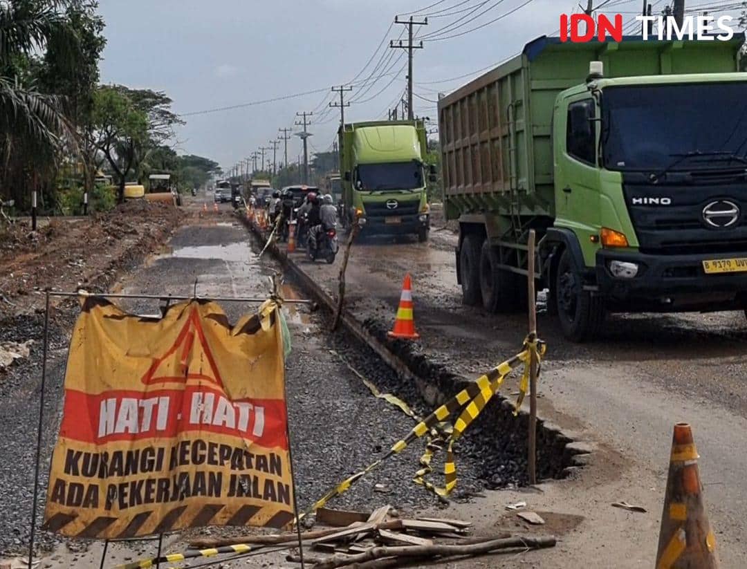 Kemacetan di Jalan Tanjung Api-api kilometer 8, Gasing, Banyuasin (IDN Times/Rangga Erfizal)
